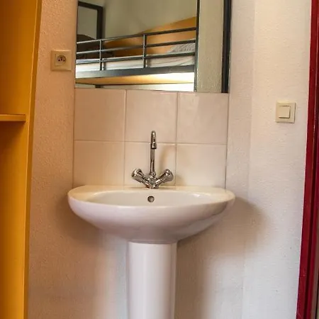 Hi Les Camelias Hostel