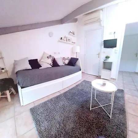Apartment : Studio Idealement Place En Centre Ville