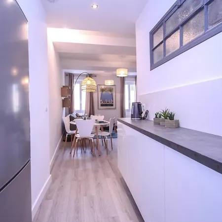 A Very Furnished Near The Beaches Apartment