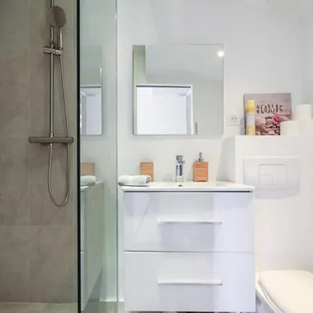 Gilly 4 - Exceptional 2beds, Sea View, Modern,a/c, Old Town Apartment