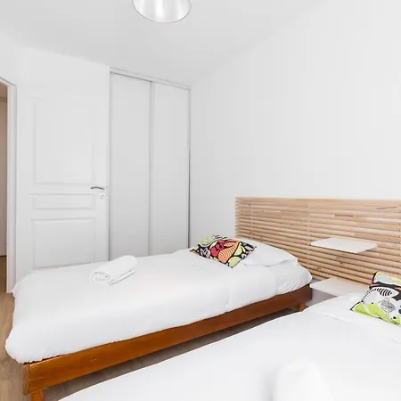 Large 2 Bdr At Port Apartment