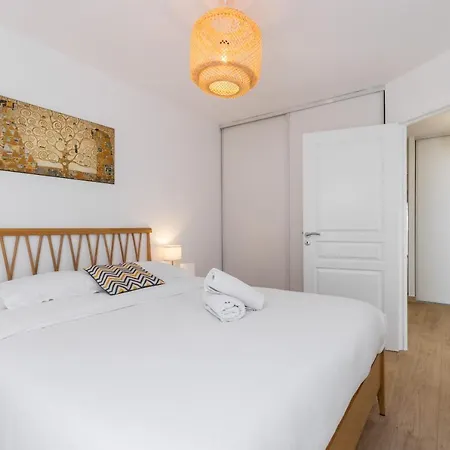 Apartment Large 2 Bdr At Port Nice