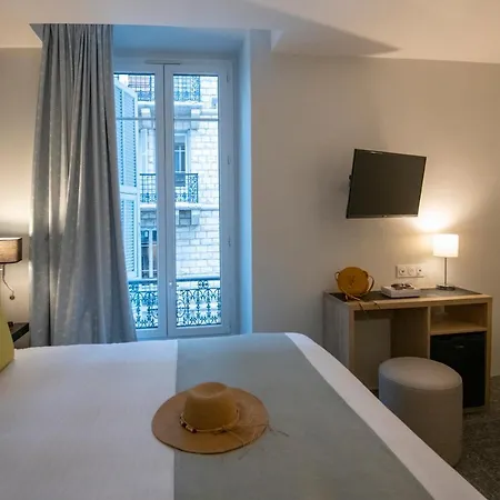 Bristol Hotel 3*