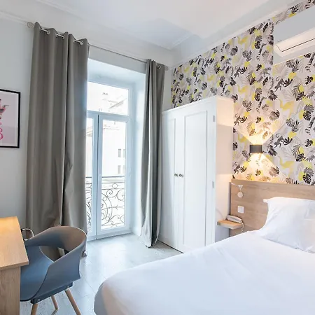 Aria Hotel 3*