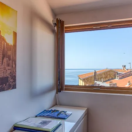 Gilly 4 - Exceptional 2beds, Sea View, Modern,a/c, Old Town *