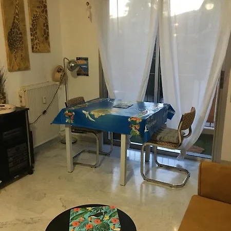 Standing Apartment *