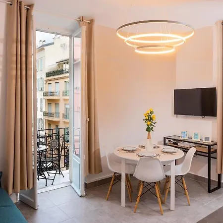 Lovely With Terrace Centre Apartment