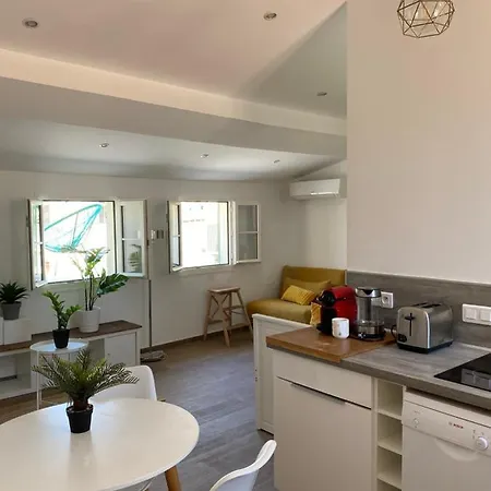 Cozy With Terrace - Old Town Apartment *