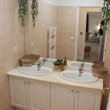 Apartment Ondine: Hillside With Pool And Parking In Nice