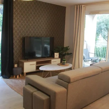 Ondine: Hillside With Pool And Parking In Nice