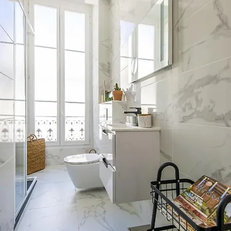 Charming 2 Refurbished Super Center 205a Apartment