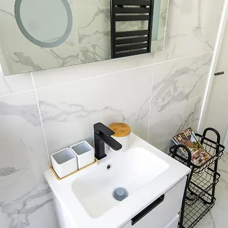 Charming 2 Refurbished Super Center 205a *