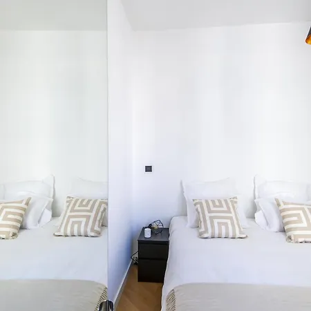 Charming 2 Refurbished Super Center 205a Apartment