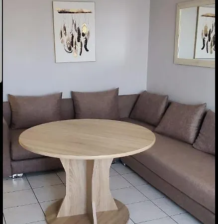Parking Gratuit A Cote Appartement 2 Chambres 47M2 Climatise A Cote Aeroport-Tram Sur Place-Plage 6 Min-Centre Ville 16 Min Avec Tram-Free Parking, 47M2 Apartment 2 Rooms,Air-Conditioned Next To The Airport- Tram On Spot- 6 Min Beach- 16Min Center Nice