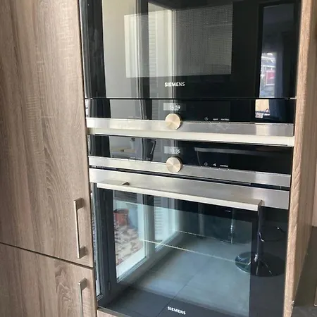 West Cosy Flat Balcony, Near Airport, Train, Beach, Public Transport, Supermarket, Comfortable And Well Equipped * Nice