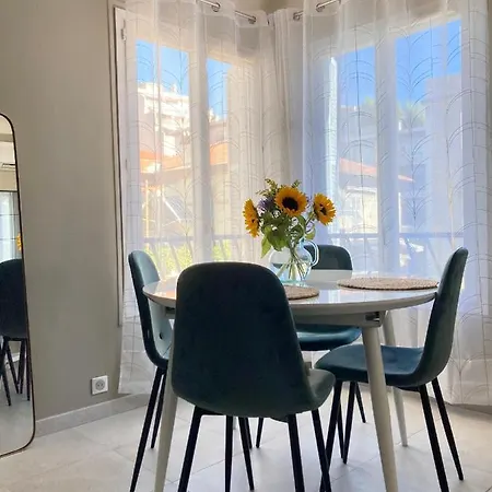 Apartmán West Cosy Flat Balcony, Near Airport, Train, Beach, Public Transport, Supermarket, Comfortable And Well Equipped Nice