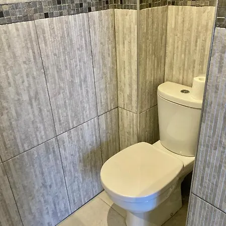 Cozy West Side Balcony Flat: Airport & Beach Proximity Nice