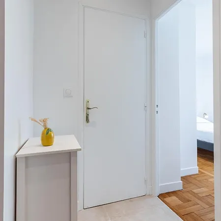 Quiet 1 Bdr Downtown Terrace Ac & Parking Apartment *