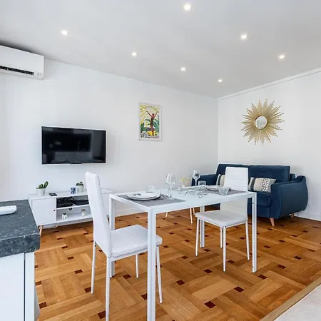 Quiet 1 Bdr Downtown Terrace Ac & Parking Apartment *