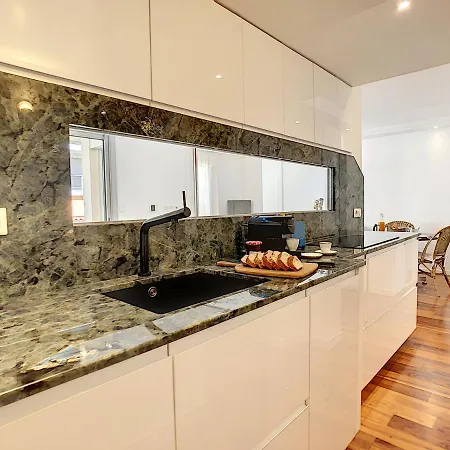 Blue Riviera Terrace Train Station Apartment *