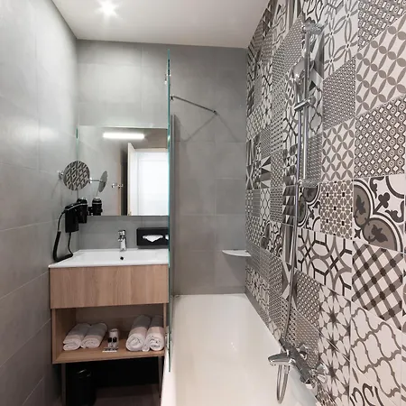 Aria Hotel 3*