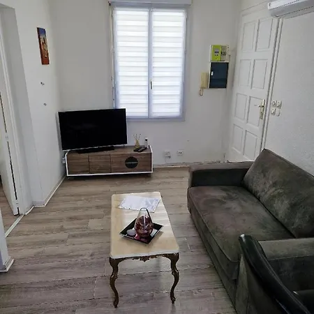 Apartment Plein Centre Climatise Et Spacieux Avec Grande Terrasse Sur Le Toit A *