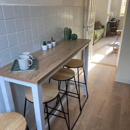 Le Palais, Avec Cuisine Et Espace Repas Separes, Dans Immeuble Nicois, Port De Nice, Vieux Nice, Place Du Pin Et Garibaldi, Colline Du Chateau, A 2 Minutes De La Promenade Des Apartment *