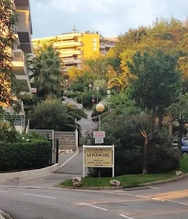 2 Bedroom Flat With Terrasse & Car-park Ouest *