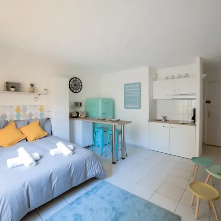 Apartment #17 Sixties Du Port Ac 10mins Walk To Old Town & Port *