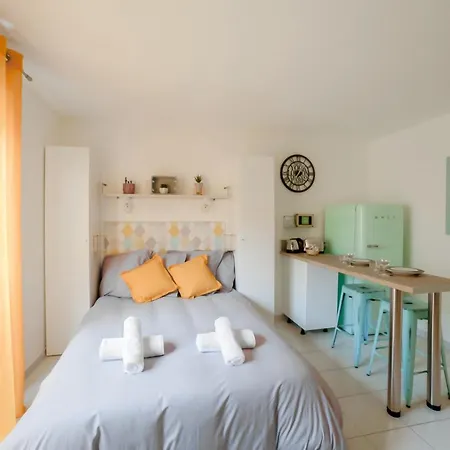 #17 Sixties Du Port Ac 10mins Walk To Old Town & Port Apartment