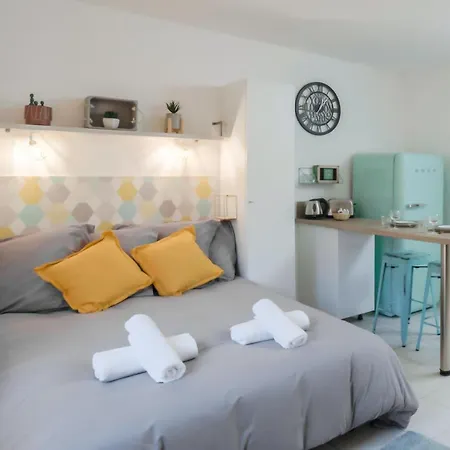 Apartment #17 Sixties Du Port Ac 10mins Walk To Old Town & Port *