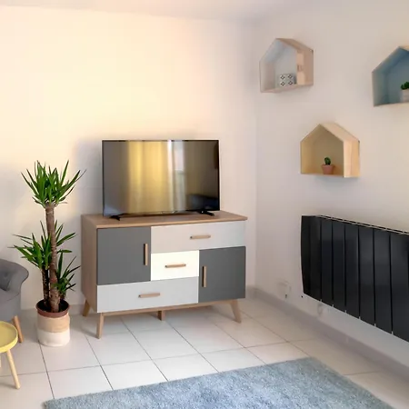 Apartment #17 Sixties Du Port Ac 10mins Walk To Old Town & Port *