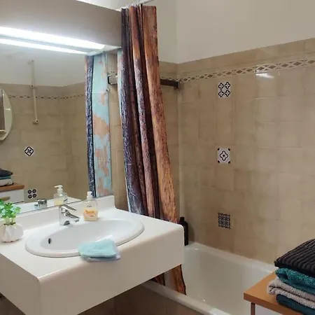 Apartment 2 Bedroom Flat With Terrasse & Car-park Ouest *