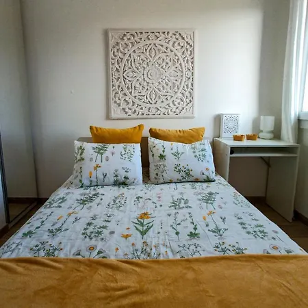 Private In Renovated - Tram 1 Min Walk 홈스테이 *