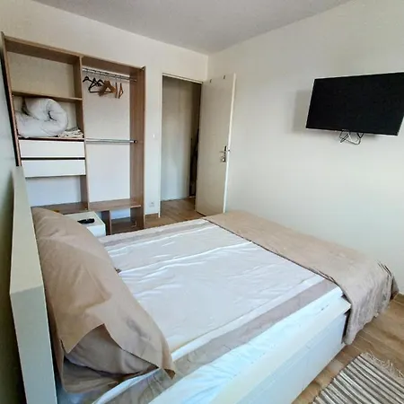 Private In Renovated - Tram 1 Min Walk 홈스테이 *