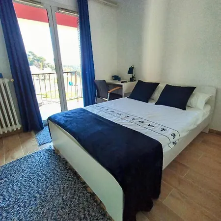 Private In Renovated - Tram 1 Min Walk 홈스테이 *