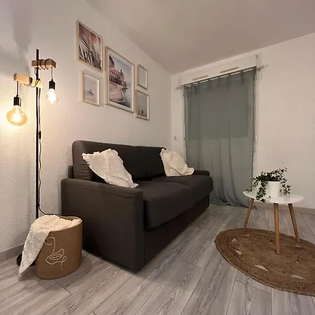 Port Apartment *