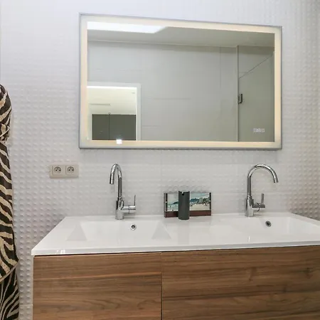 Apartment Modern Walking Distance To Beach In Carre D'or