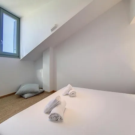 Nestor&jeeves - To Meet - - Floor Apartment *