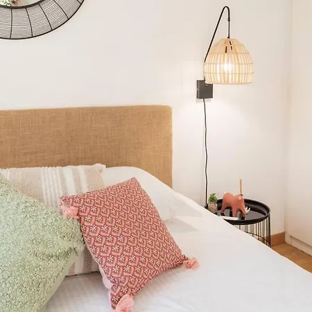 Apartment L40 2p 5mins Old Town & Sea/balcony & Ac *