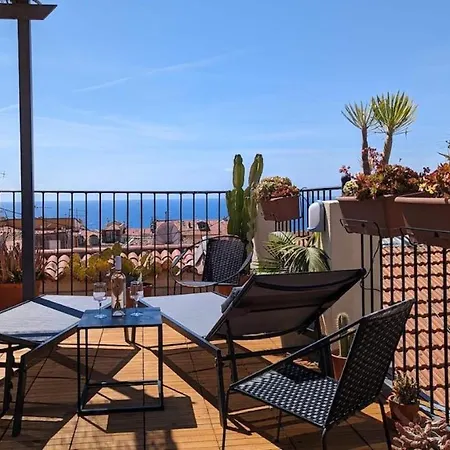 Le Chateau - The Beautiful Sight In Old Town, Private Terrace