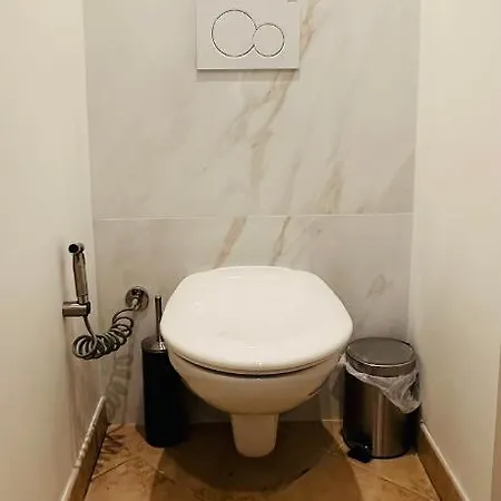 Apartment The Nice: Cozy 3-room Airport Getaway