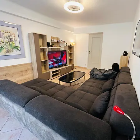 Apartment The Nice: Cozy 3-room Airport Getaway *