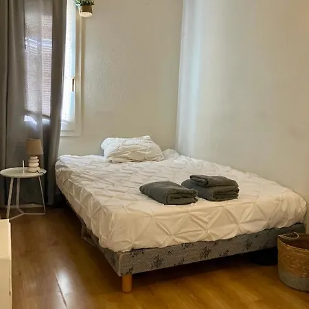 2 Pieces En Etage Eleve, Centre-ville Au Calme, Petite Vue Appartement *