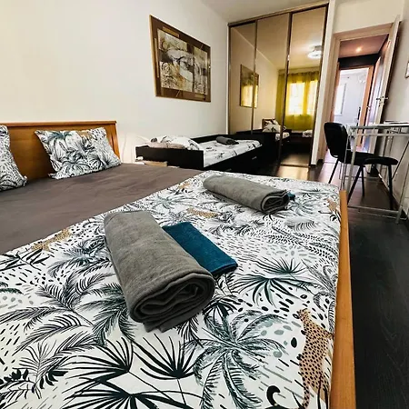 Apartment The Nice: Cozy 3-room Airport Getaway *
