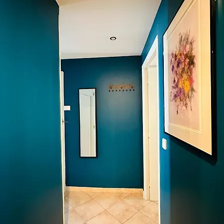 Apartment The Nice: Cozy 3-room Airport Getaway *