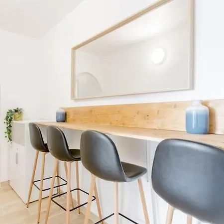 홈스테이 Private In Renovated - Tram 1 Min Walk 니스
