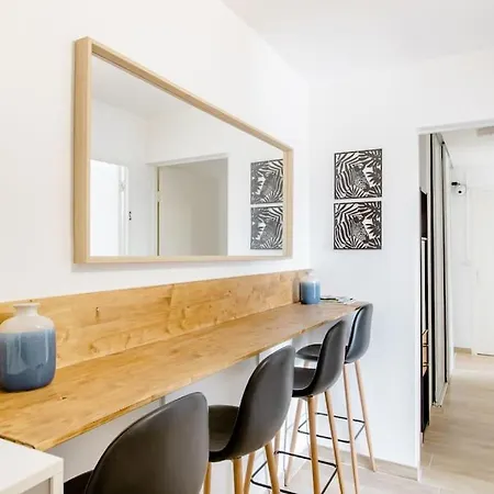 Private In Renovated - Tram 1 Min Walk *