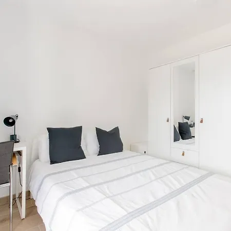 Private In Renovated - Tram 1 Min Walk