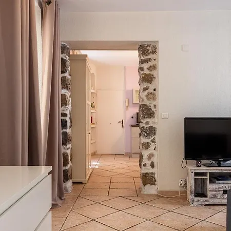 1 Bedroom In Port * Nice